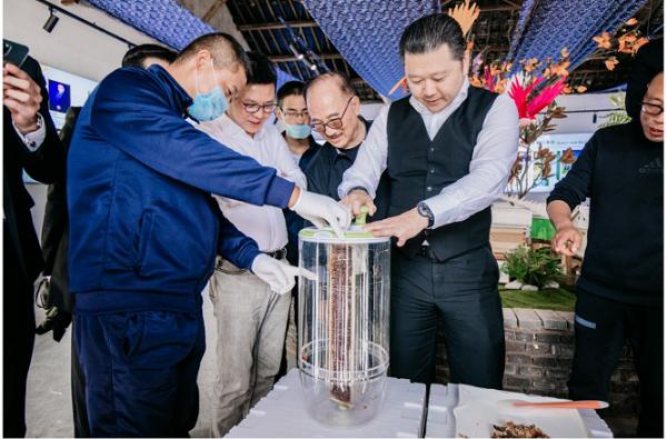 正大集团董事长谢吉人应万色城集团邀请到访千岛湖智能蜂业基地