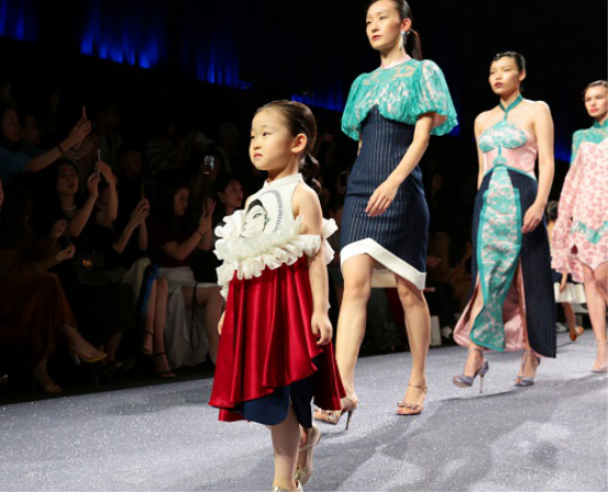 小蛋面儿（黄福熙）驾临2020上海时装周 亚洲最小超模再引热点