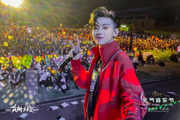 “汤达人元气音乐节–爱奇艺尖叫之夜”：互联网音乐节成品牌营销的“上行市场”