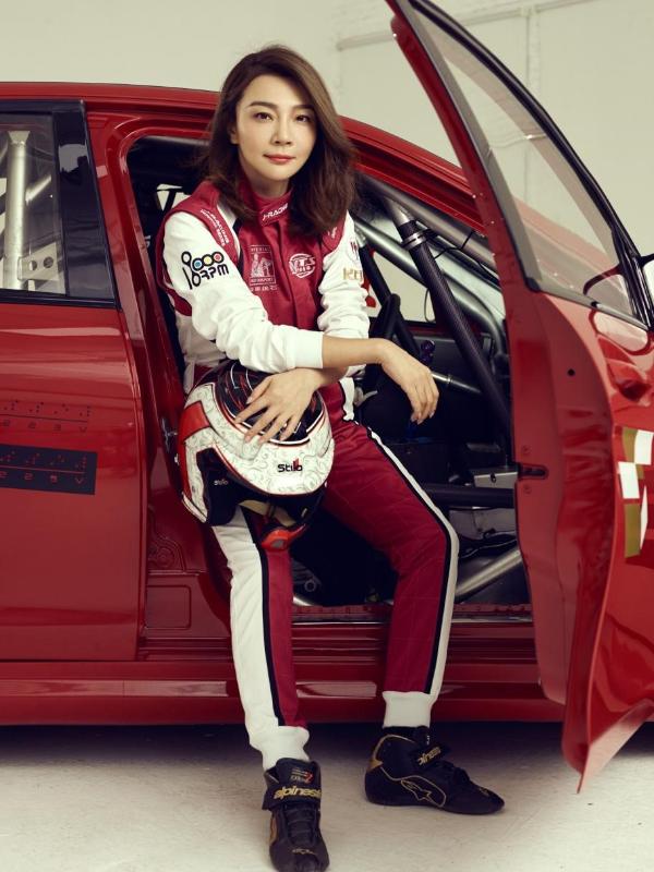 回归展现专业赛车魅力!最美女方程式车手张岩诠释人生不设限