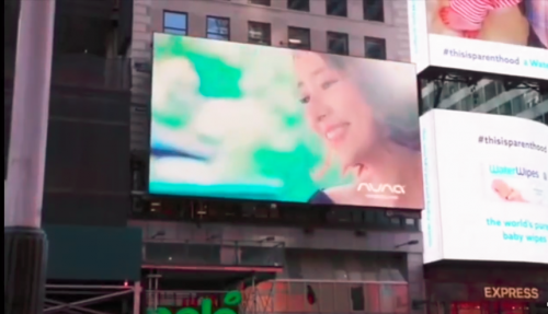 Nuna亮相纽约时代广场，女神林心如展现全球育儿新风尚