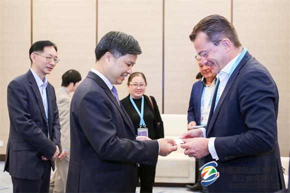仟金顶出席第二届中国国际进口博览会