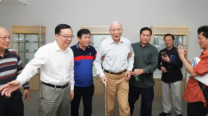 “再现南宋龙泉青瓷之美”展览开幕 艺品拍资产专案发布