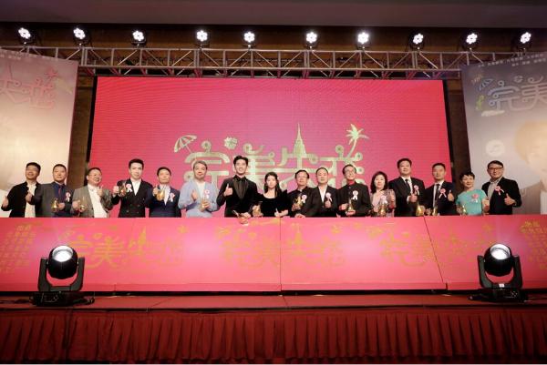 徐志贤出席电影《完美失恋》新闻发布会 帅气亮相展现人气