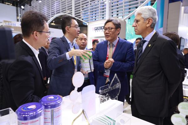 惠氏携全线妈妈营养品及“启赋”“铂臻”明星品牌亮相进博会