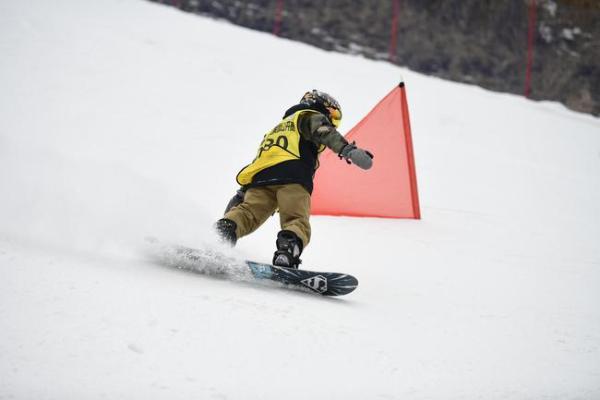 滑向2022-新浪杯高山滑雪公开赛太舞揭幕