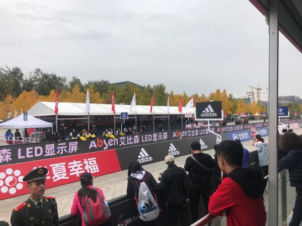 2019北京马拉松雨中奔跑，艾比森一路相随，全程护航