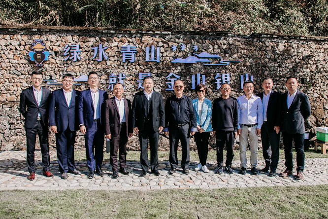 正大集团董事长谢吉人应万色城集团邀请到访千岛湖智能蜂业基地