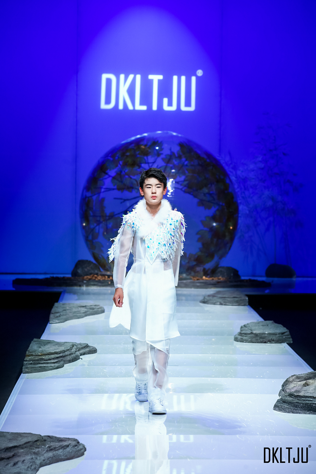 小超模张涵硕领衔亮相2020SS中国国际时装周 DKLTJU“灵悦”系列发布会