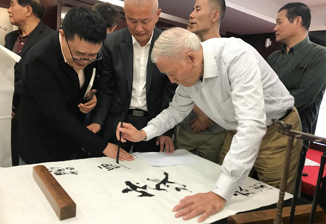“再现南宋龙泉青瓷之美”展览开幕 艺品拍资产专案发布