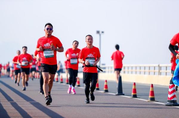 专业铸就“变强之路” 2019 UA RACE 10公里竞速跑杭州鸣枪开跑