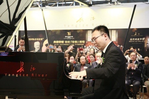 钢琴家安天旭签约“长江钢琴艺术家”