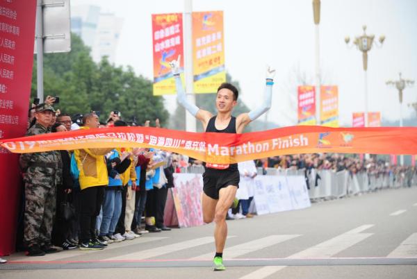 2019南充嘉陵江国际马拉松开跑 23国15000名选手参赛
