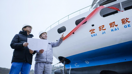 长江航线再添一豪华游轮“世纪凯歌”号成功下水