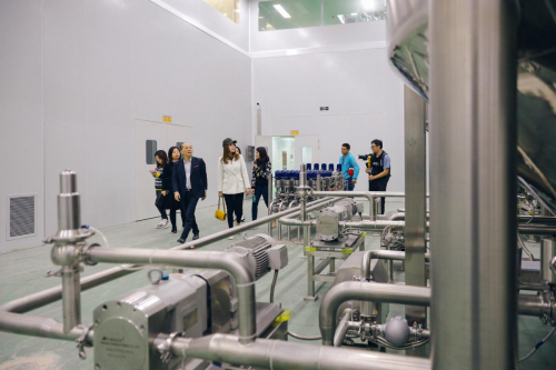 白皙品牌执行总裁张亦菲带领海外项目组，参观彭氏惠州产业园