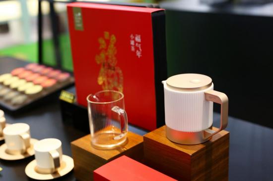 以时尚重新定义中国茶 现代派小罐茶实力诠释“圳”当红