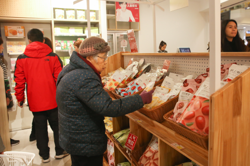 从标准店到网红体验店，百草味持续落地全渠道