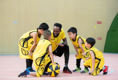 动因体育美式篮球样本：树立国际化教学标杆
