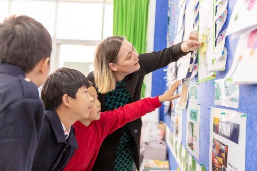 新西兰驻华大使馆教育参赞一行到访中黄国际，被小学生表现震惊