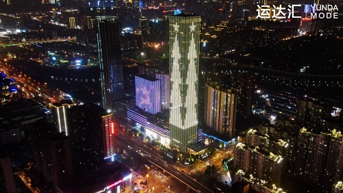 长沙运达汇268米的圣诞树下，千人齐祝“明天会更好”
