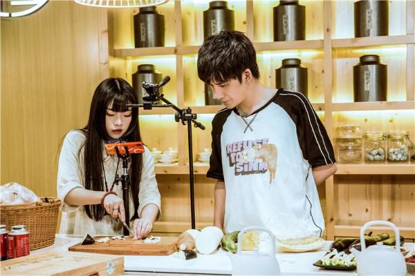 新片场短视频达人王小潮受邀华帝未来厨房发布会分享演讲，共同探索美食智能感