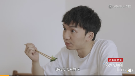 熬夜看完令人心动的offer，韩束红胶囊水给你令人心动的美肌