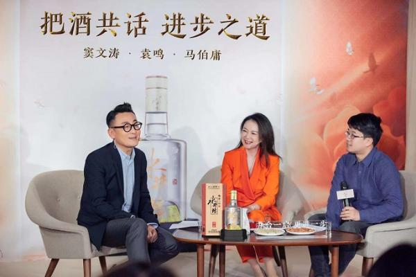 窦文涛、马伯庸、袁鸣空降太古里·进步酒坊，新年Talk show正刷屏