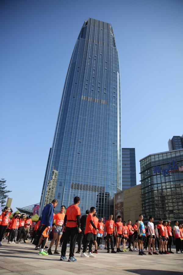 300名梯客共同攀登 2019国际垂直马拉松超级精英赛顺德海骏达中心站欢乐开跑