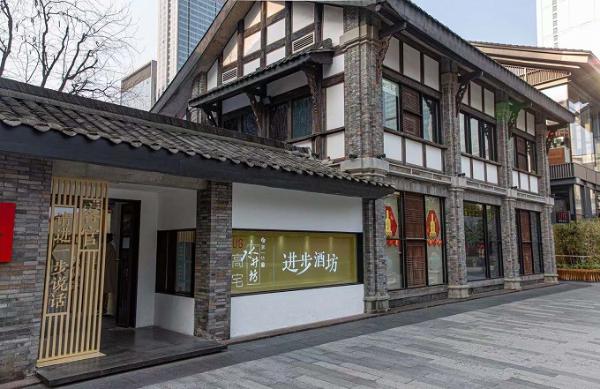 窦文涛、马伯庸、袁鸣空降太古里·进步酒坊，新年Talk show正刷屏