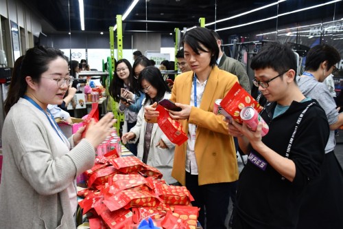 别人家的年终福利系列 办公室零食、饮料被苏宁大客户承包了