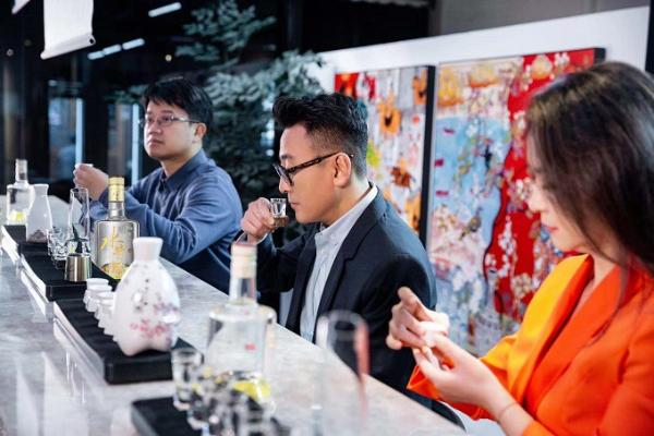 窦文涛、马伯庸、袁鸣空降太古里·进步酒坊，新年Talk show正刷屏