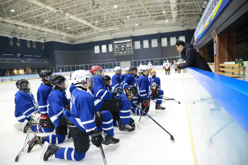 “筑梦冰雪·相约冬奥”中国中小学生冰球比赛上海代表队表现亮眼
