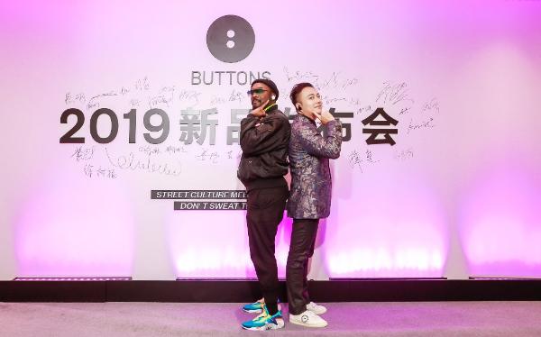 黑眼豆豆will.i.am打造的BUTTONSAir真无线蓝牙耳机让薇娅也赞不绝口
