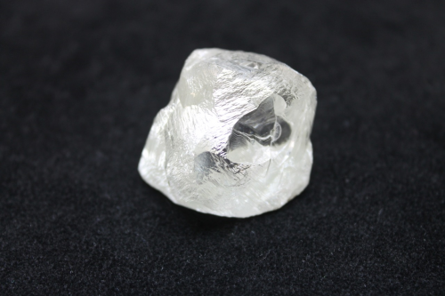 年底ALROSA开采出一颗重量达191克拉的大金刚石