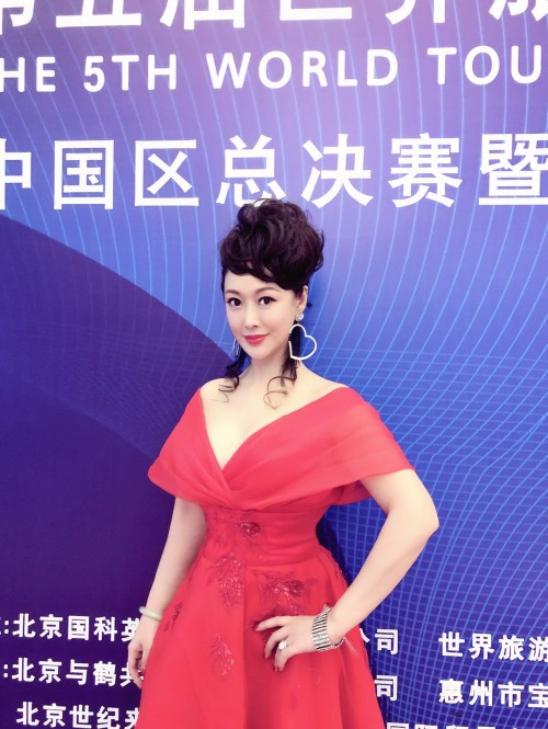 世旅小姐大赛落幕，郭金为三甲颁奖