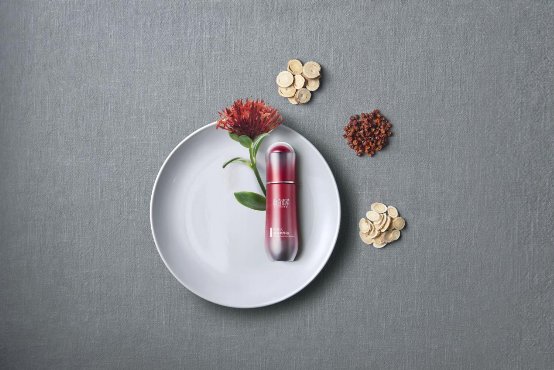 相宜本草红景天小红瓶：重燃国货精华自信