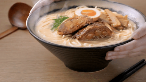 全球900家门店!味千拉面51年坚持大骨熬汤!