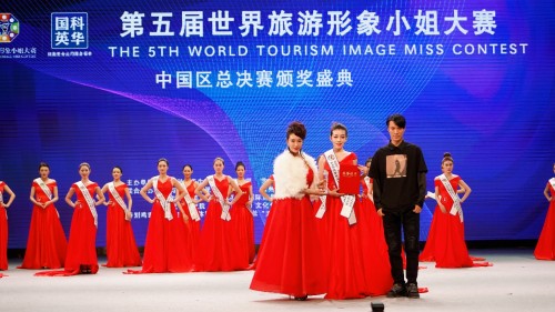 世旅小姐大赛落幕，郭金为三甲颁奖