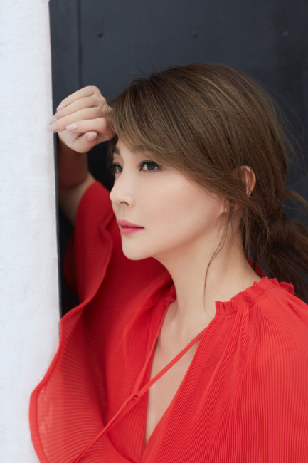 中国最美女赛车手张岩现身活动 优雅亮相吸睛十足