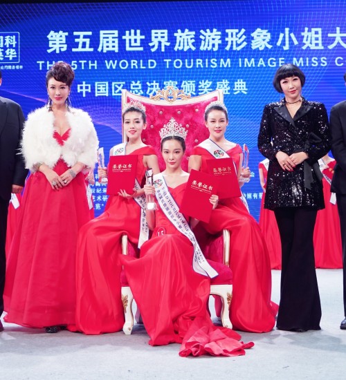 世旅小姐大赛落幕，郭金为三甲颁奖