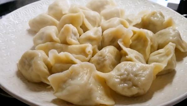 永不割舍的情怀！一口酸菜，温暖了东北人的整个冬天(和润酸奶美食资料)