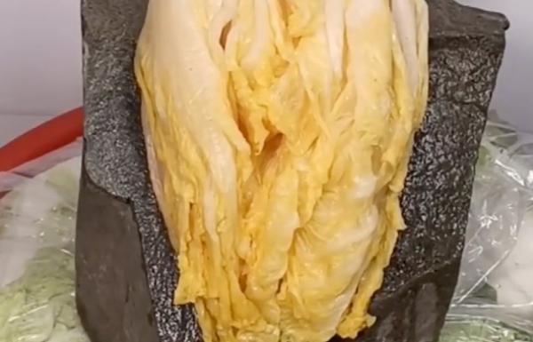 永不割舍的情怀！一口酸菜，温暖了东北人的整个冬天(和润酸奶美食资料)