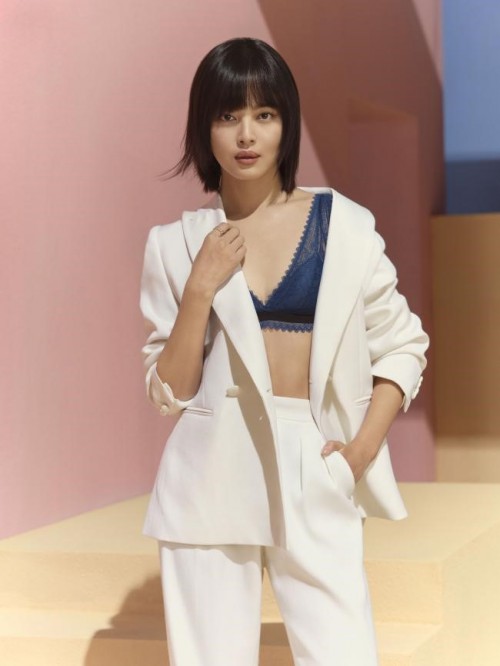 辛芷蕾代言内衣品牌，她的样子够性感吗？