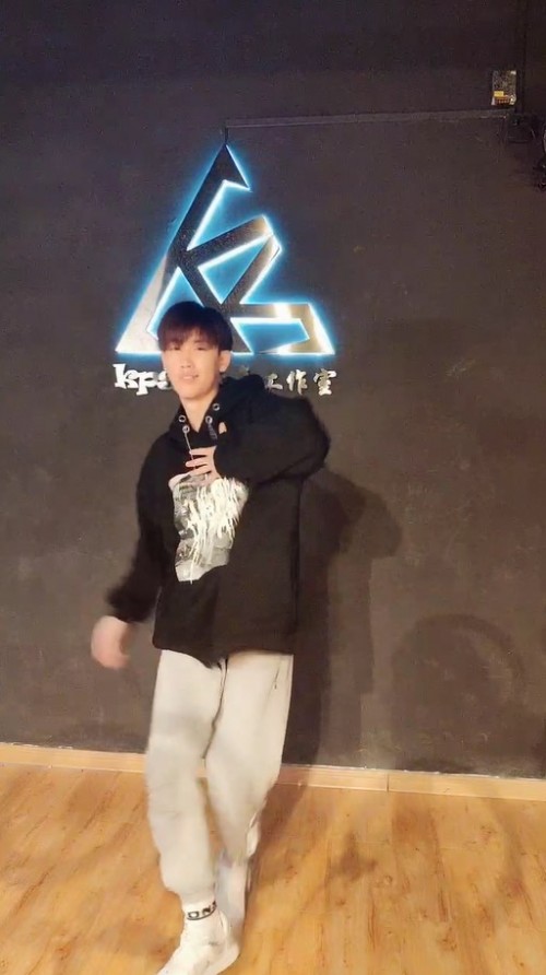 王嘉尔王一博专属伴舞实力开跳 酷狗直播网友连连点赞