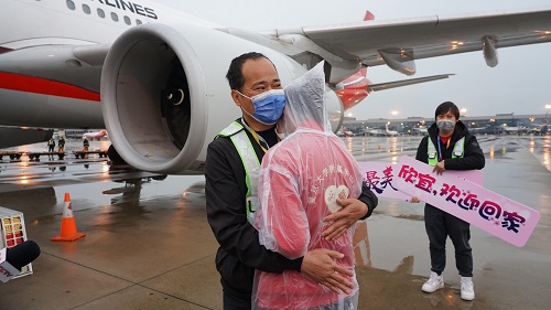 相隔51天 东航人父亲与医疗队员女儿重逢在虹桥机坪