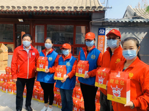 致敬最美劳动者 叮当快药向北京建国门街道社工捐赠健康包