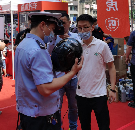 途虎 途虎联合郑州交警二大队推出“一盔一带”守护行动