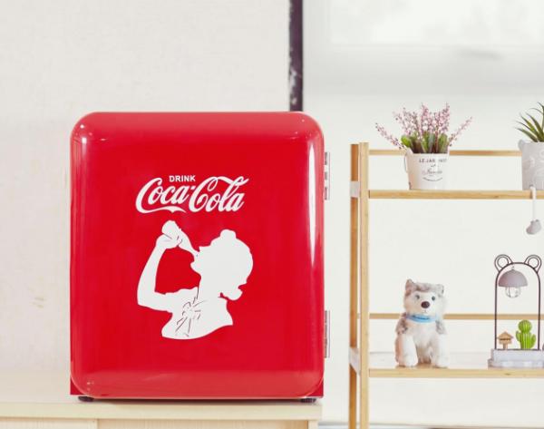 冰箱界的潮物！HCKx可口可乐联名款复古小冰箱成夏日新宠！