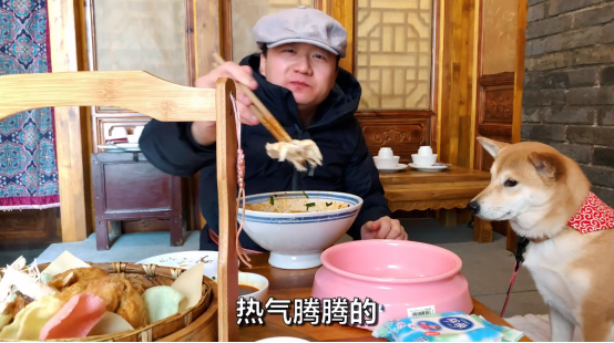A站UP主长安一条柴，一人一犬探店美食