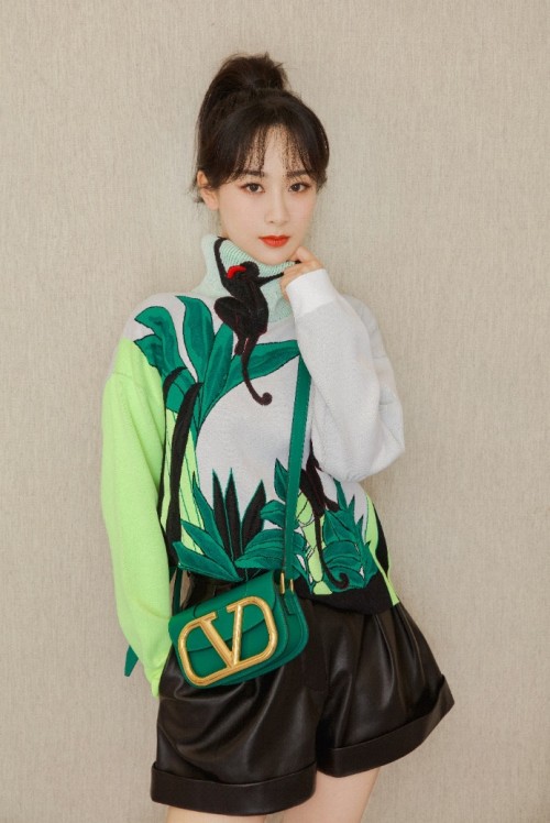 刘雯李佳琦超爱它！IT girl今年春夏的新宠奢侈品包包大V包美炸了！